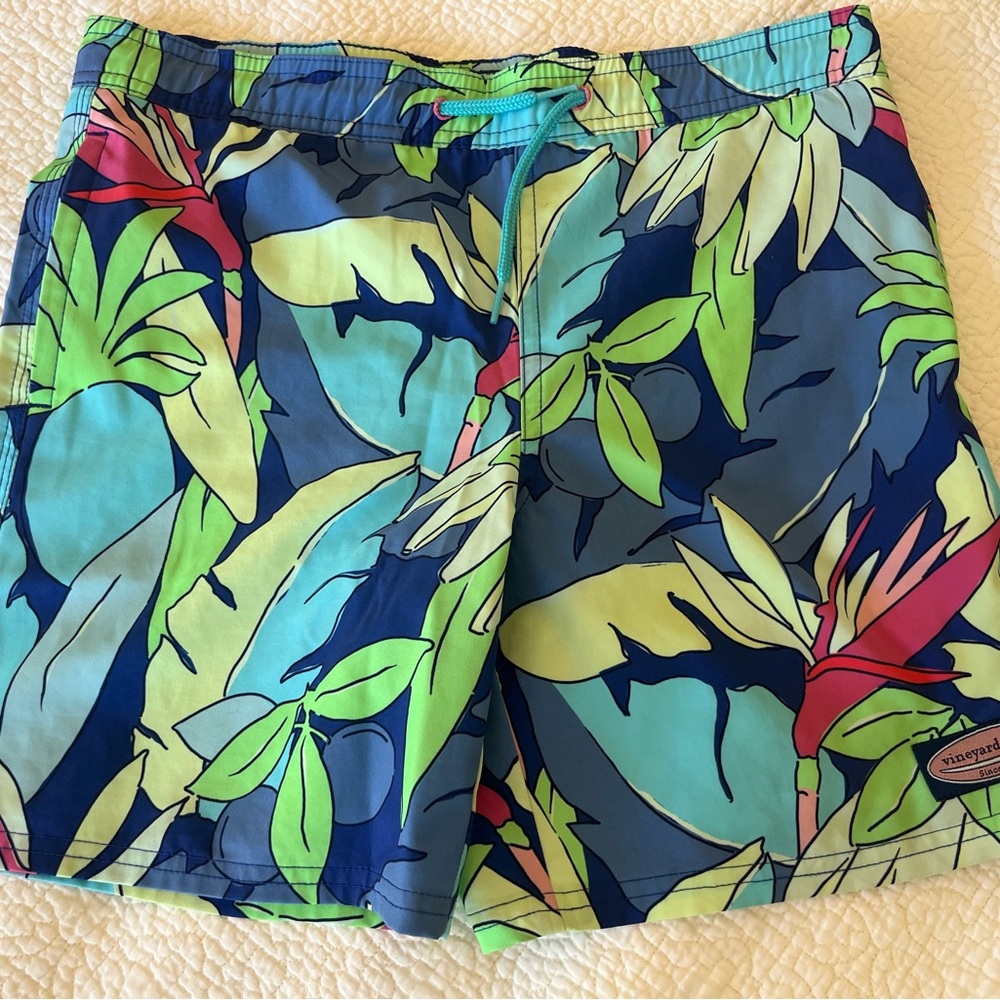 Vineyard Vines boys size small swim trunks 🏝️